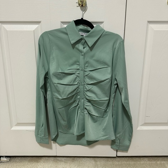 Cute Sage Button Up Top - NWOT - Picture 3 of 3